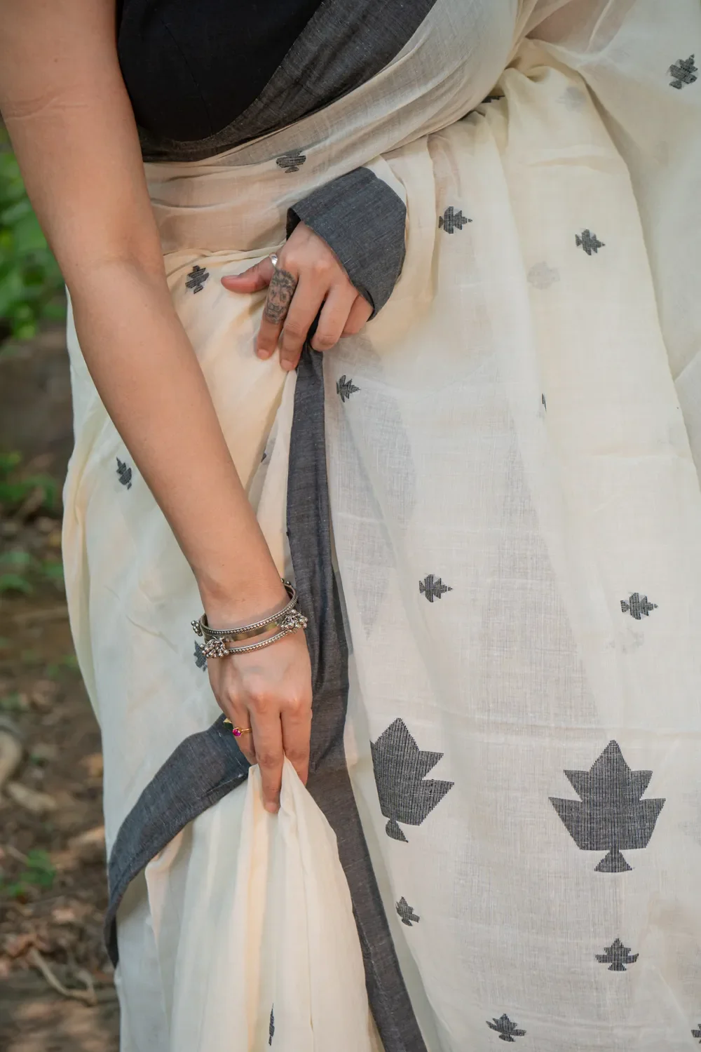 Handloom Off White and Black Soft Cotton Jamdani Saree - Image 3